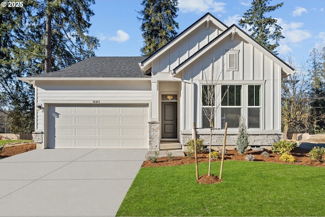 view of front facade featuring a garage and a front lawn