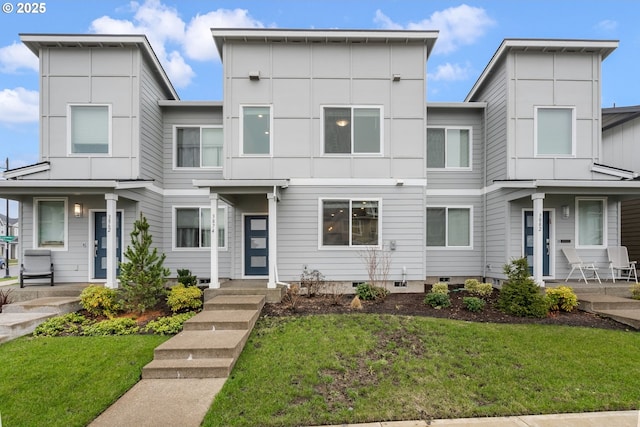 townhome / multi-family property featuring a front yard