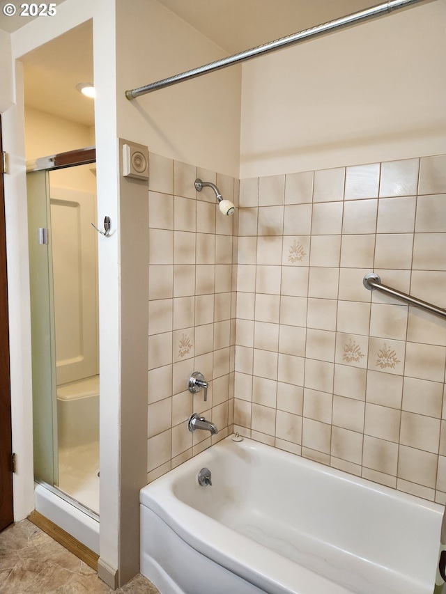 bathroom featuring tiled shower / bath