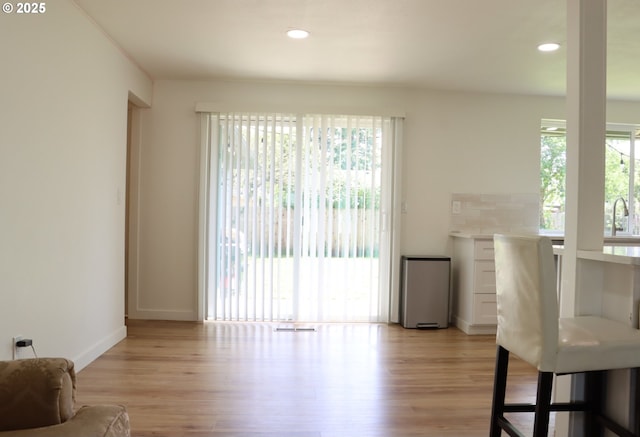 550 NE 20th Dr, Gresham, OR 97030 - living room featuring light wood-style flooring, recessed lighting, and baseboards