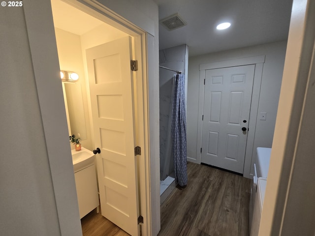 550 NE 20th Dr, Gresham, OR 97030 - full bath with vanity, wood finished floors, a shower with curtain, and recessed lighting