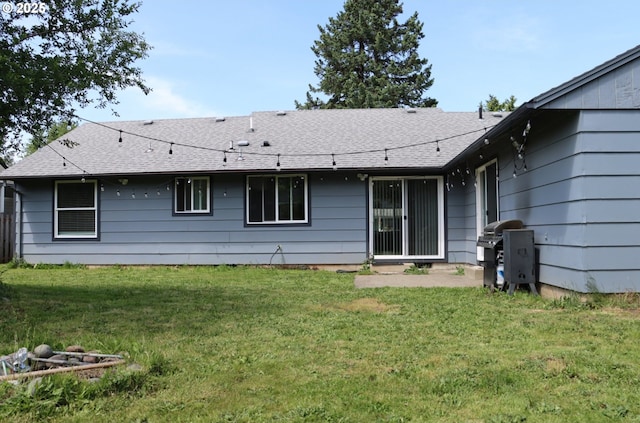 550 NE 20th Dr, Gresham, OR 97030 - back of property featuring a lawn and a shingled roof