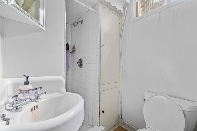 4715 N Willamette Blvd, Portland, OR 97203 - full bathroom featuring toilet and a tile shower