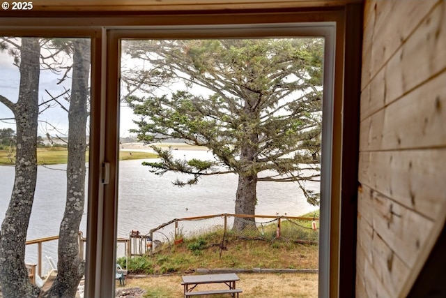 604 15th Ave, Seaside, OR 97138 - entryway featuring a water view