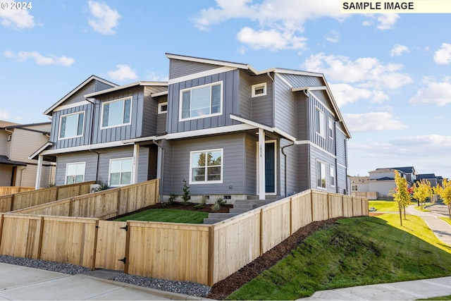 view of front of property featuring a front lawn