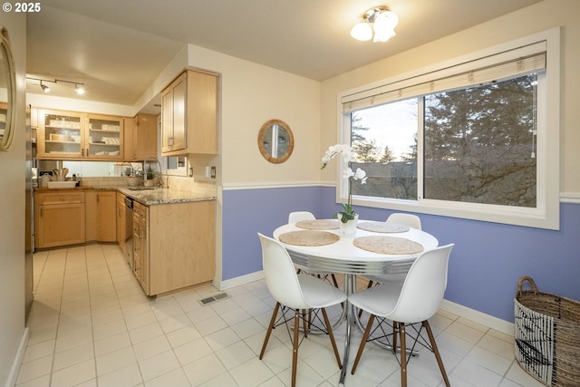 dining area featuring sink and light tile patterned floors