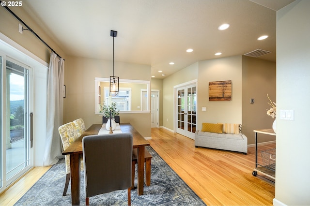 dining room with recessed lighting, visible vents, light wood-style flooring, and baseboards