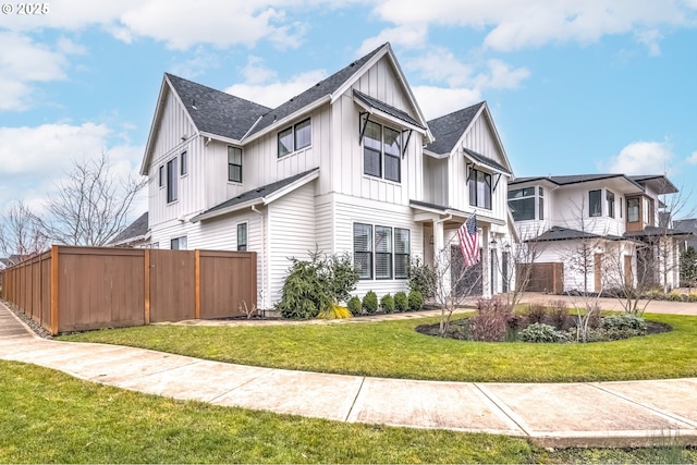 view of front facade featuring a front yard