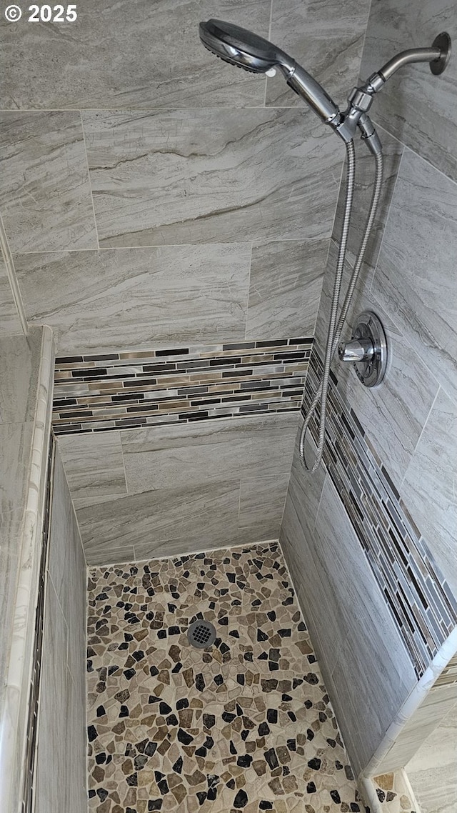 bathroom featuring a tile shower