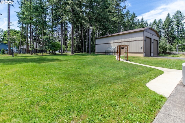 view of yard featuring an outdoor structure and a garage