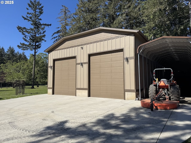 view of outdoor structure featuring an outbuilding