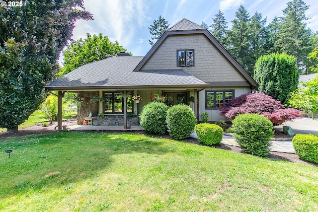 view of front of home featuring roof with shingles and a front lawn