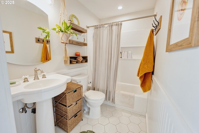 12545 SW Fairfield St, Beaverton, OR 97005 - bathroom featuring toilet, shower / tub combo, tile patterned flooring, and recessed lighting