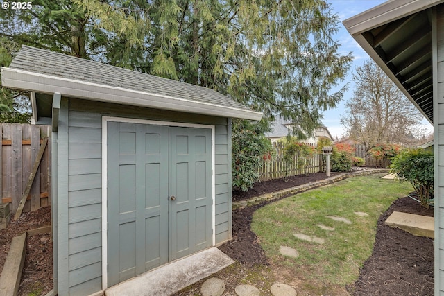 view of yard with a shed