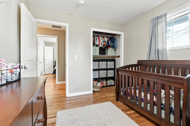 3216 Oakcrest Dr, Forest Grove, OR 97116 - bedroom featuring light wood-style floors and a closet