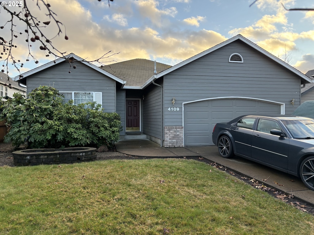 view of front of property featuring a lawn and a garage