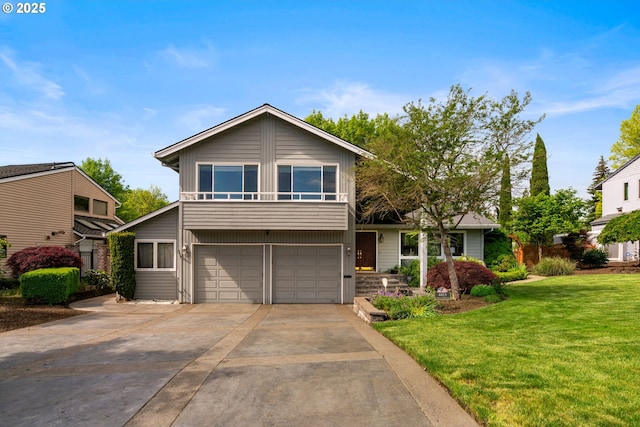 view of front of house featuring a garage, driveway, and a front yard