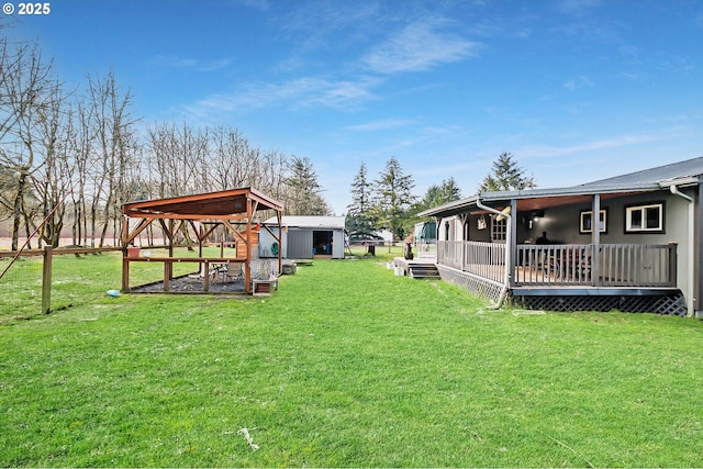 view of yard featuring an outdoor structure