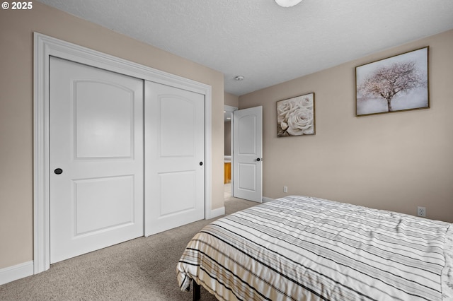 6420 SE Dunbar Dr, Portland, OR 97236 - bedroom featuring carpet floors, a closet, and a textured ceiling