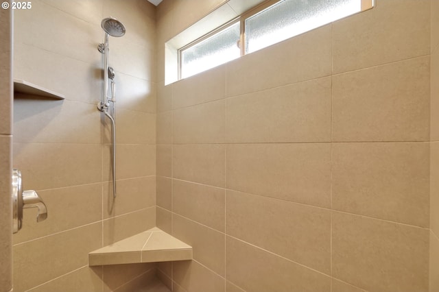 323 Argon Ave, Eugene, OR 97404 - bathroom featuring tiled shower