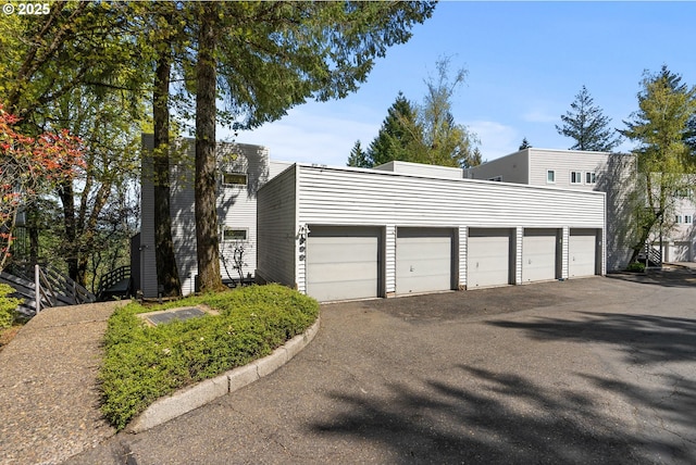 48 Eagle Crest Dr Unit 2E, Lake Oswego, OR 97035 - exterior space with community garages