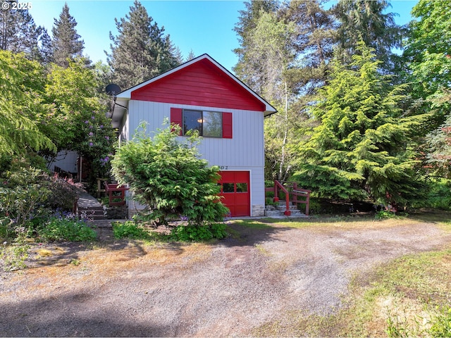 902 Coal Creek Rd, Longview, WA 98632 - view of front facade with dirt driveway and a garage