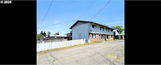 587 W Berdine St, Roseburg, OR 97471 - view of front of house with brick siding