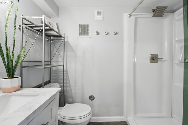full bathroom with a shower, toilet, vanity, and baseboards