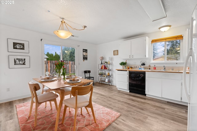 13816 NE 85th St, Vancouver, WA 98682 - dining area featuring a textured ceiling, light wood-style floors, and baseboards