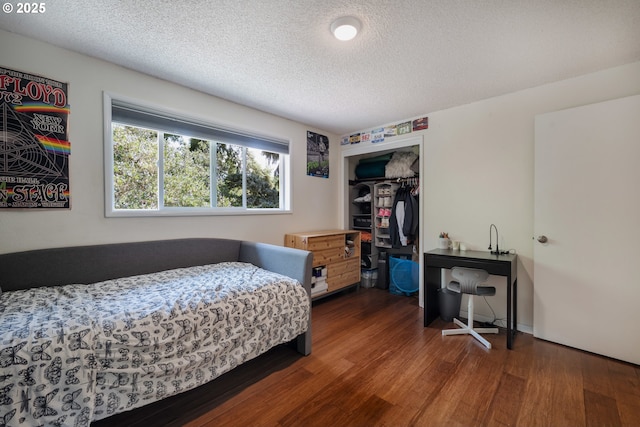 1378 SW Taylors Ferry Ct, Portland, OR 97219 - bedroom featuring wood finished floors, a closet, and a textured ceiling