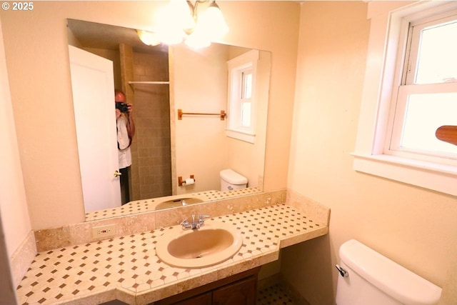 317 S Cedar St, Drain, OR 97435 - bathroom with tiled shower, vanity, and plenty of natural light