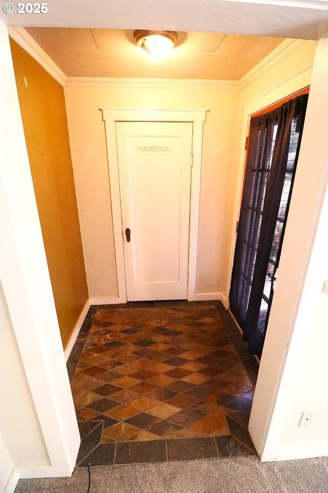 317 S Cedar St, Drain, OR 97435 - entryway with ornamental molding and baseboards