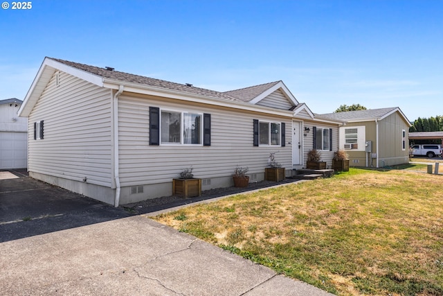 938 Mazama Ave, Lebanon, OR 97355 - manufactured / mobile home featuring a front yard, roof with shingles, a garage, and crawl space