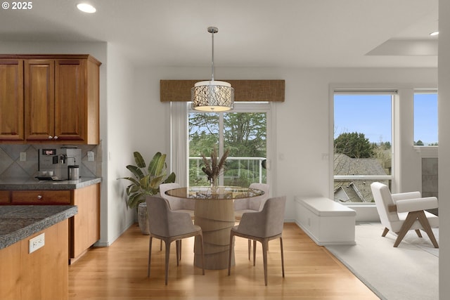 dining space featuring light wood-style floors, baseboards, and recessed lighting