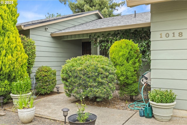 1018 S Holly Ct, Canby, OR 97013 - doorway to property with a shingled roof and a patio area
