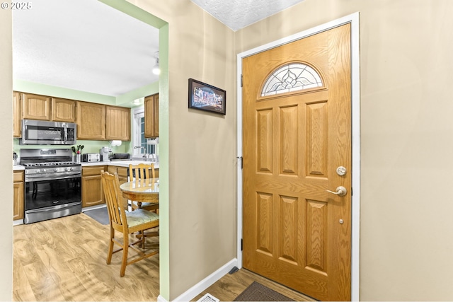 1018 S Holly Ct, Canby, OR 97013 - foyer with light wood finished floors