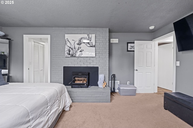 35363 Woodland Ln, Astoria, OR 97103 - bedroom featuring carpet, visible vents, and a textured ceiling