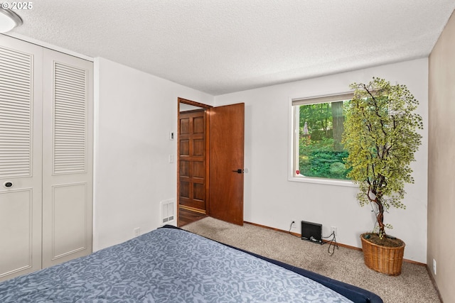 2547 Brittania Pl, Eugene, OR 97405 - bedroom with a textured ceiling, a closet, and carpet