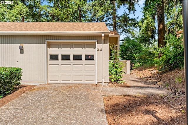 2547 Brittania Pl, Eugene, OR 97405 - detached garage featuring concrete driveway