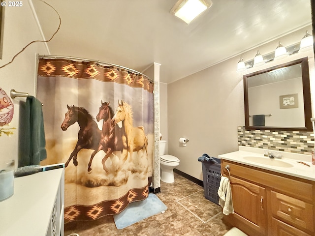 full bath featuring tasteful backsplash, baseboards, a shower with shower curtain, toilet, and vanity