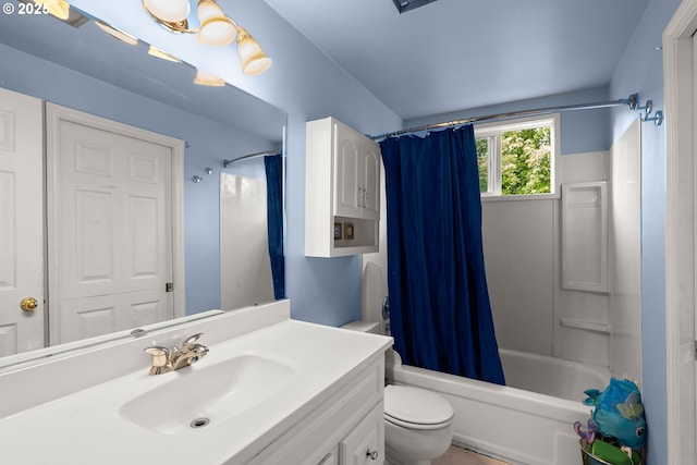 2653 SW 18th Pl, Gresham, OR 97080 - bathroom featuring shower / tub combo with curtain, vanity, and toilet