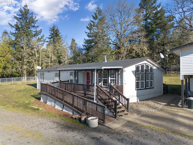 view of front of house featuring a front lawn