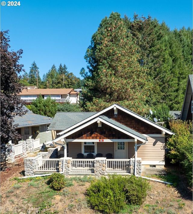 view of front facade with covered porch and fence