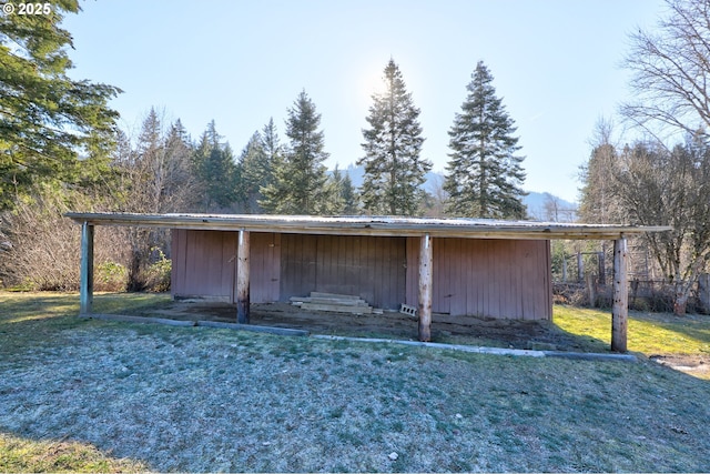 view of pole building featuring a yard