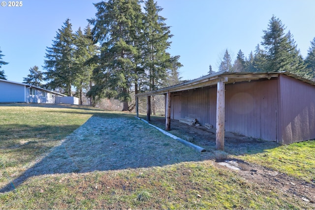 view of yard featuring a pole building