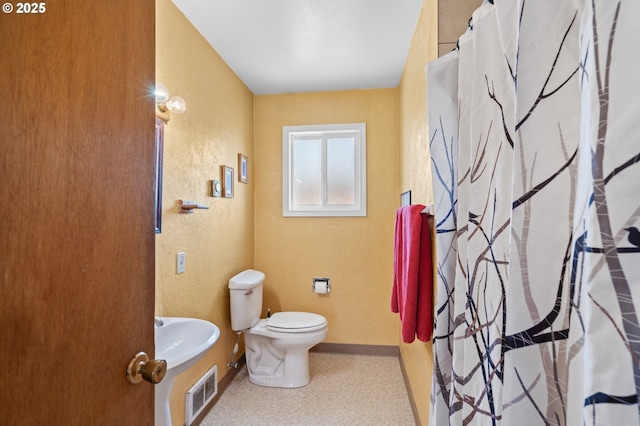 814 SW 44th St, Pendleton, OR 97801 - full bathroom featuring toilet and a shower with curtain