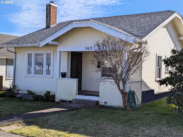 view of front of home featuring a front yard