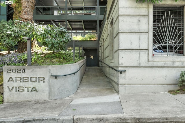 2024 SW Howards Way, Portland, OR 97201 - entrance to property featuring a balcony