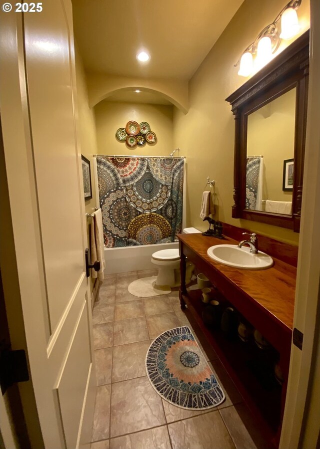 625 St Andrews Loop, Creswell, OR 97426 - full bathroom featuring vanity, toilet, shower / bathtub combination with curtain, recessed lighting, and tile patterned flooring