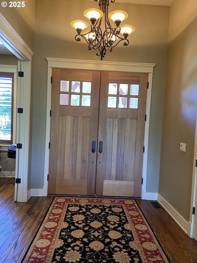 625 St Andrews Loop, Creswell, OR 97426 - entryway featuring baseboards, a chandelier, and wood finished floors